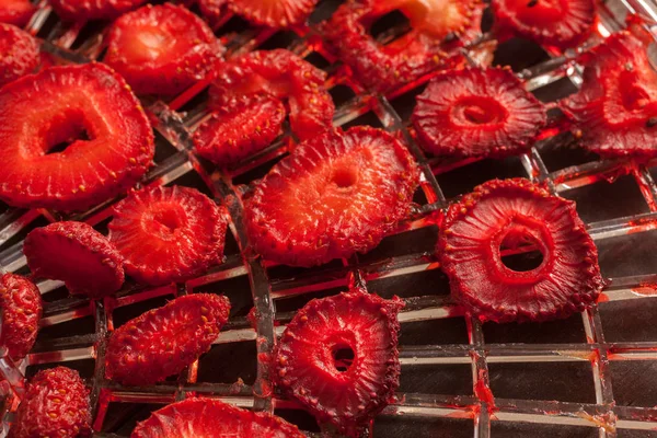 Erdbeeren und trockeneres Konzept — Stockfoto