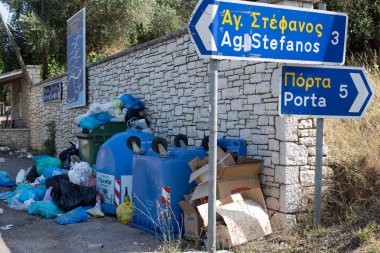 Korfu, Yunanistan - 10 Temmuz 2018: Yunan adası Korfu 'nun sokaklarında çöp