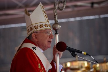 Oswiecim, Auschwitz, Polonya -14 Ağustos 2019: Krakow 'un Başpiskoposu Marek Jedraszewski, Aziz Peder Maksymilian Kolbe' nin şehitliğinin yıldönümünde bir ayini kutladı.