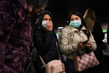 Milan, İtalya, Lombardiya -25 Şubat 2020: Yüzü maskeli insanlar kendilerini Milan sokaklarındaki koronavirüs salgınından korumak için