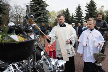 Czestochowa, Polonya -15 Nisan 2017: Paskalya 'dan önce geleneksel olarak kutsanmış yiyecekler olan Paskalya sepetinin ve motosikletlerin Kutsal Cumartesi günü uygulanması. Motoswieconka.