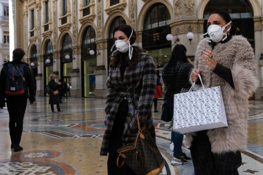 Milan, İtalya, Lombardiya -25 Şubat 2020: Yüzü maskeli insanlar kendilerini Milan sokaklarındaki koronavirüs salgınından korumak için