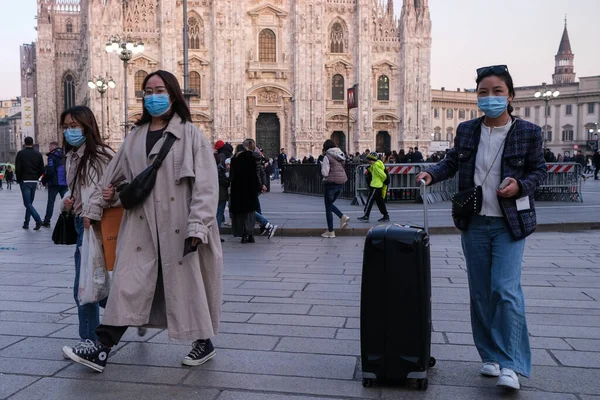 Milan, İtalya, Lombardiya -25 Şubat 2020: Yüzü maskeli insanlar kendilerini Milan sokaklarındaki koronavirüs salgınından korumak için