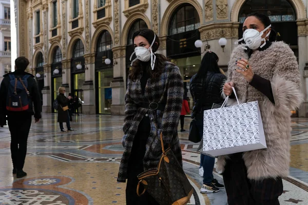 Milan, İtalya, Lombardiya -25 Şubat 2020: Yüzü maskeli insanlar kendilerini Milan sokaklarındaki koronavirüs salgınından korumak için