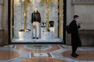 Milan, İtalya, Lombardiya -25 Şubat 2020: Yüzü maskeli insanlar kendilerini Milan sokaklarındaki koronavirüs salgınından korumak için