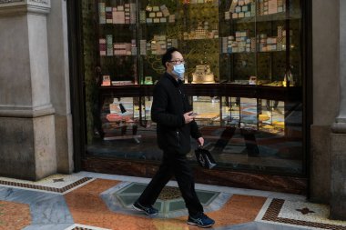 Milan, İtalya, Lombardiya -25 Şubat 2020: Yüzü maskeli insanlar kendilerini Milan sokaklarındaki koronavirüs salgınından korumak için