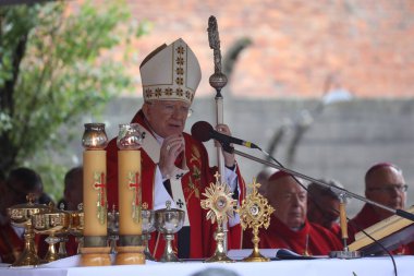 Oswiecim, Auschwitz, Polonya -14 Ağustos 2019: Krakow 'un Başpiskoposu Marek Jedraszewski, Aziz Peder Maksymilian Kolbe' nin şehitliğinin yıldönümünde bir ayini kutladı.