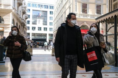 Milan, İtalya, Lombardiya -25 Şubat 2020: Yüzü maskeli insanlar kendilerini Milan sokaklarındaki koronavirüs salgınından korumak için