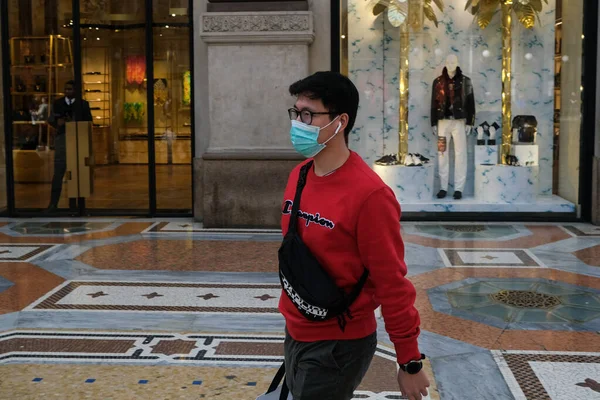 Milan, İtalya, Lombardiya -25 Şubat 2020: Yüzü maskeli insanlar kendilerini Milan sokaklarındaki koronavirüs salgınından korumak için