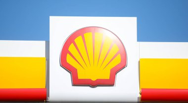 Czestochowa, Polonya, Silezya -17 Mart 2020: Cehennem benzin istasyonu, benzin pompası, SHELL V-POWER yakıtı, SHELL yakıt tasarrufu