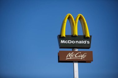 Czestochowa, Polonya - 17 Mart 2020: McDonald 's dünyanın en büyük hamburger fast food restoranları zinciri.