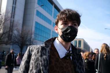 Milan, İtalya, Lombardiya - 25 Şubat 2020: maskeli insanlar kendilerini Milano sokaklarındaki korona virüsü salgınından korumak için