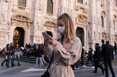 Milan, İtalya, Lombardiya - 25 Şubat 2020: maskeli insanlar kendilerini Milano sokaklarındaki korona virüsü salgınından korumak için
