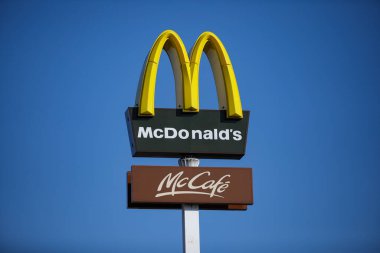 Czestochowa, Polonya - 17 Mart 2020: McDonald 's dünyanın en büyük hamburger fast food restoranları zinciri.