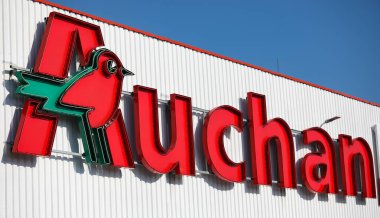 Czestochowa, Polonya - 17 Mart 2020: Auchan logosu - şarküteri ve süpermarket zincir mağazaları şirketi