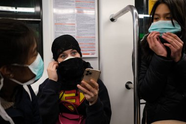 Milan, İtalya, Lombardiya - 25 Şubat 2020: maskeli insanlar kendilerini Milano sokaklarındaki korona virüsü salgınından korumak için