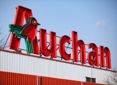 Czestochowa, Polonya - 17 Mart 2020: Auchan logosu - şarküteri ve süpermarket zincir mağazaları şirketi