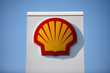 Czestochowa, Polonya, Silezya -17 Mart 2020: Cehennem benzin istasyonu, benzin pompası, SHELL V-POWER yakıtı, SHELL yakıt tasarrufu