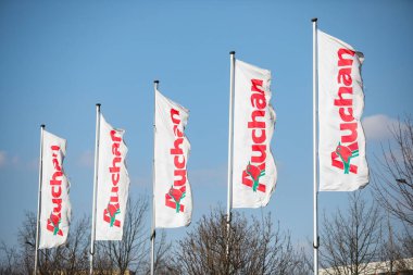 Czestochowa, Polonya - 17 Mart 2020: Auchan bayrağı - şarküteri ve süpermarket zincir mağazaları şirketi