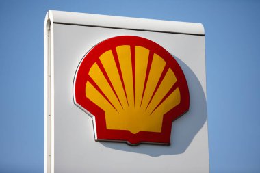 Czestochowa, Polonya, Silezya -17 Mart 2020: Cehennem benzin istasyonu, benzin pompası, SHELL V-POWER yakıtı, SHELL yakıt tasarrufu