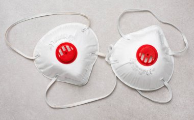 Czestochowa, Polonya - 05 Mart 2020: gri arkaplanda filtreli maskeler