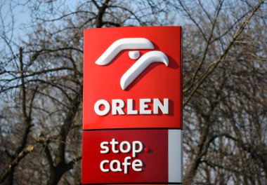Czestochowa, Polonya, Silezya -17 Mart 2020: ORLEN benzin istasyonu, benzin pompası, VERVA yakıtı
