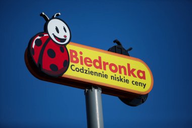 Czestochowa, Polonya - 17 Mart 2020: logo Biedronka - şarküteri ve süpermarket zincir mağazaları şirketi