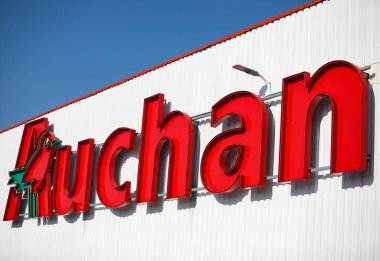 Czestochowa, Polonya - 17 Mart 2020: Auchan logosu - şarküteri ve süpermarket zincir mağazaları şirketi