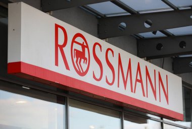 Czestochowa, Polonya - 17 Mart 2020: Rossmann mağazası. Rossmann GmbH genellikle Rossmann Drogeria Parfumeria Kozmetik Dükkanı olarak bilinir.