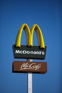 Czestochowa, Polonya - 17 Mart 2020: McDonald 's dünyanın en büyük hamburger fast food restoranları zinciri.