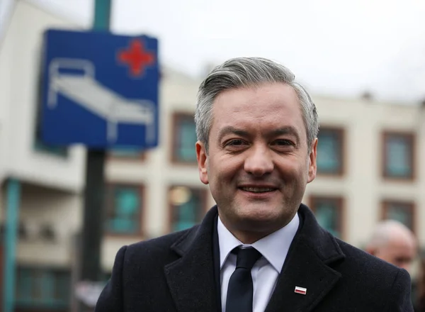 Polonya, Czestochowa - 03 Ocak 2020: Czestochowa Belediye Hastanesi önünde düzenlenen basın toplantısında Robert Biedron 'un portresi Polonya Cumhurbaşkanı adayı oldu.