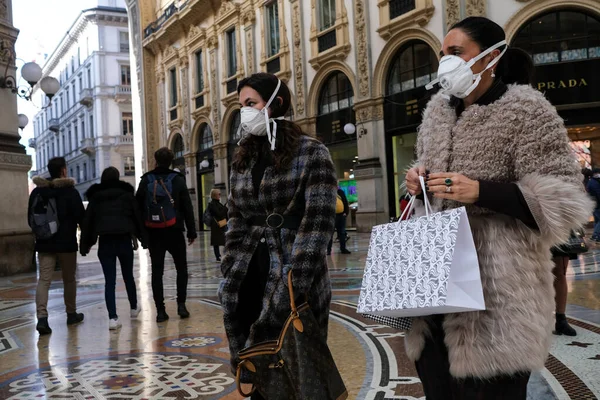 Milan, İtalya, Lombardiya - 25 Şubat 2020: maskeli insanlar kendilerini Milano sokaklarındaki korona virüsü salgınından korumak için