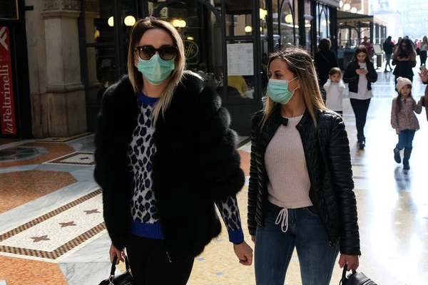 Milan, İtalya, Lombardiya - 25 Şubat 2020: maskeli insanlar kendilerini Milano sokaklarındaki korona virüsü salgınından korumak için