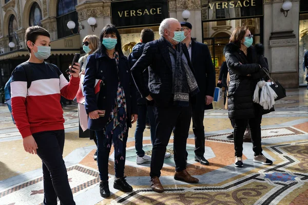 Milan, İtalya, Lombardiya - 25 Şubat 2020: maskeli insanlar kendilerini Milano sokaklarındaki korona virüsü salgınından korumak için