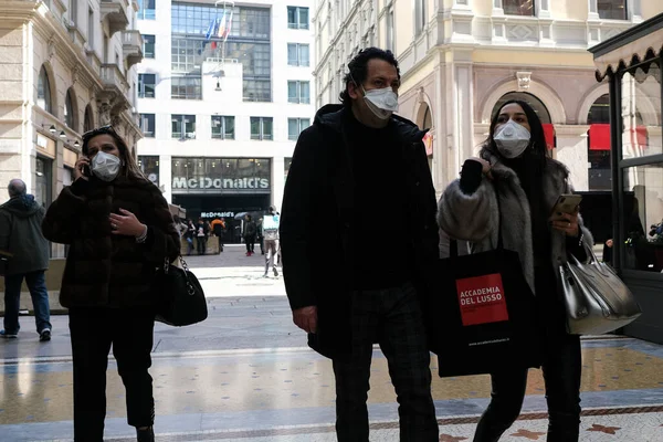 Milan, İtalya, Lombardiya - 25 Şubat 2020: maskeli insanlar kendilerini Milano sokaklarındaki korona virüsü salgınından korumak için