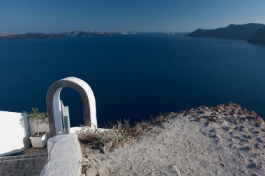Santorini Adası, Yunanistan, Aegan Denizi. Geleneksel ve ünlü beyaz evler ve deniz manzaralı kiliseler.