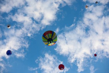POLAND, JANOW - 18 Temmuz 2019: Üçüncü Jurassic sıcak hava balonu yarışması, Krakow-Czestochowa Upland. Mavi gökyüzünde renkli balonlar