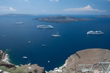 Santorini, Yunanistan: kayaların arka planında su üzerinde tekne