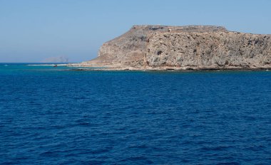 Yunanistan, Girit 'teki Balos adasına tekne gezisi. Denizde mavi deniz ve kayalar