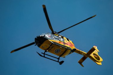 Czestochowa, Polonya - 06 Ağustos 2019: Hava Ambülansı (LPR) Czestochowa 'daki Voyvoda Uzman Hastanesi' ndeki uçak pistinde faaliyet gösteriyor. Helikopter EC-135 ve hava ambulansı kurtarma görevinde.