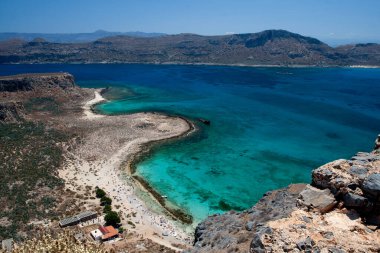Yunanistan, Girit 'teki Balos adasına tekne gezisi. Denizde mavi deniz ve kayalar