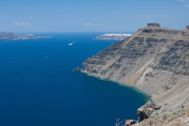 Santorini Adası, Yunanistan, Aegan Denizi. Geleneksel ve ünlü beyaz evler ve deniz manzaralı kiliseler.