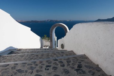 Santorini Adası, Yunanistan, Aegan Denizi. Geleneksel ve ünlü beyaz evler ve deniz manzaralı kiliseler.