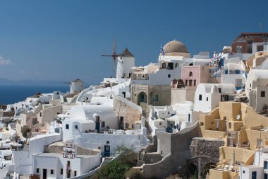 Santorini Adası, Yunanistan, Aegan Denizi. Geleneksel ve ünlü beyaz evler ve deniz manzaralı kiliseler.