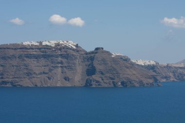 Santorini Adası, Yunanistan, Aegan Denizi. Geleneksel ve ünlü beyaz evler ve deniz manzaralı kiliseler.