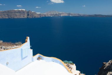Santorini Adası, Yunanistan, Aegan Denizi. Geleneksel ve ünlü beyaz evler ve deniz manzaralı kiliseler.