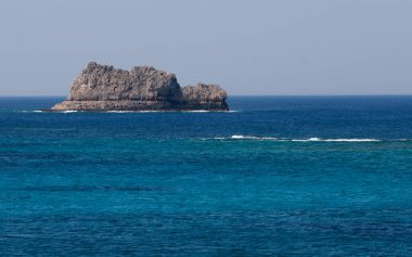 Yunanistan, Girit 'teki Balos adasına tekne gezisi. Denizde mavi deniz ve kayalar