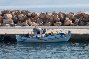 Girit Adası, Yunanistan - 2 Temmuz 2013: limana demirlemiş beyaz balıkçı teknesi