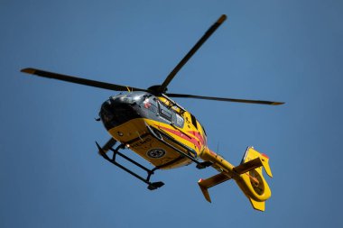 Czestochowa, Polonya - 06 Ağustos 2019: Hava Ambülansı (LPR) Czestochowa 'daki Voyvoda Uzman Hastanesi' ndeki uçak pistinde faaliyet gösteriyor. Helikopter EC-135 ve hava ambulansı kurtarma görevinde.