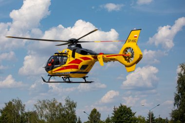 Czestochowa, Polonya - 06 Ağustos 2019: Hava Ambülansı (LPR) Czestochowa 'daki Voyvoda Uzman Hastanesi' ndeki uçak pistinde faaliyet gösteriyor. Helikopter EC-135 ve hava ambulansı kurtarma görevinde.